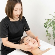 クレンジングする施術士と客